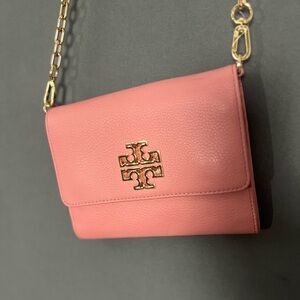 Pink Tory Burch crossbody purse with gold chain